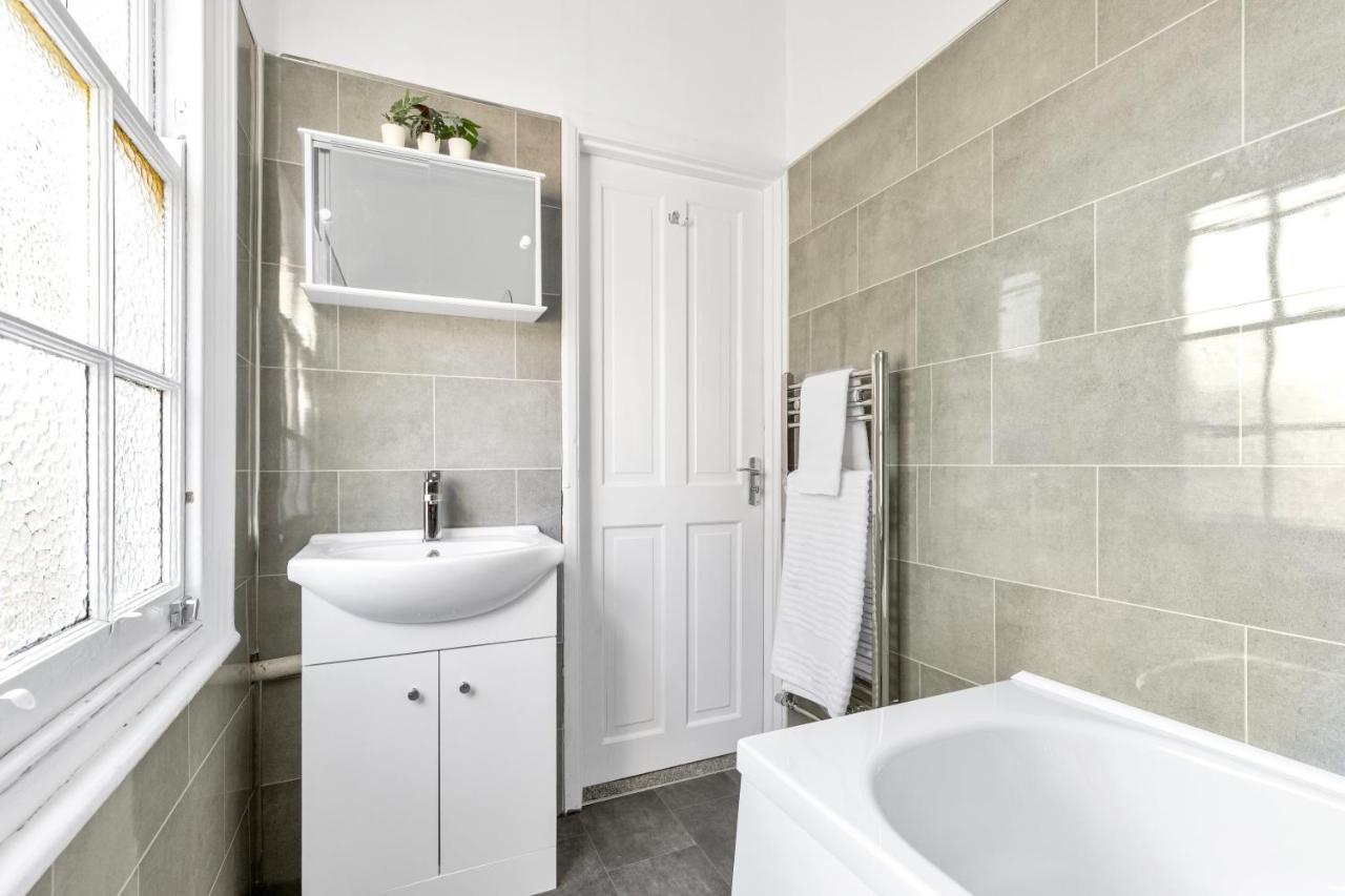 Modern Two Bedroom Apartment With Free Parking! London Exterior photo
