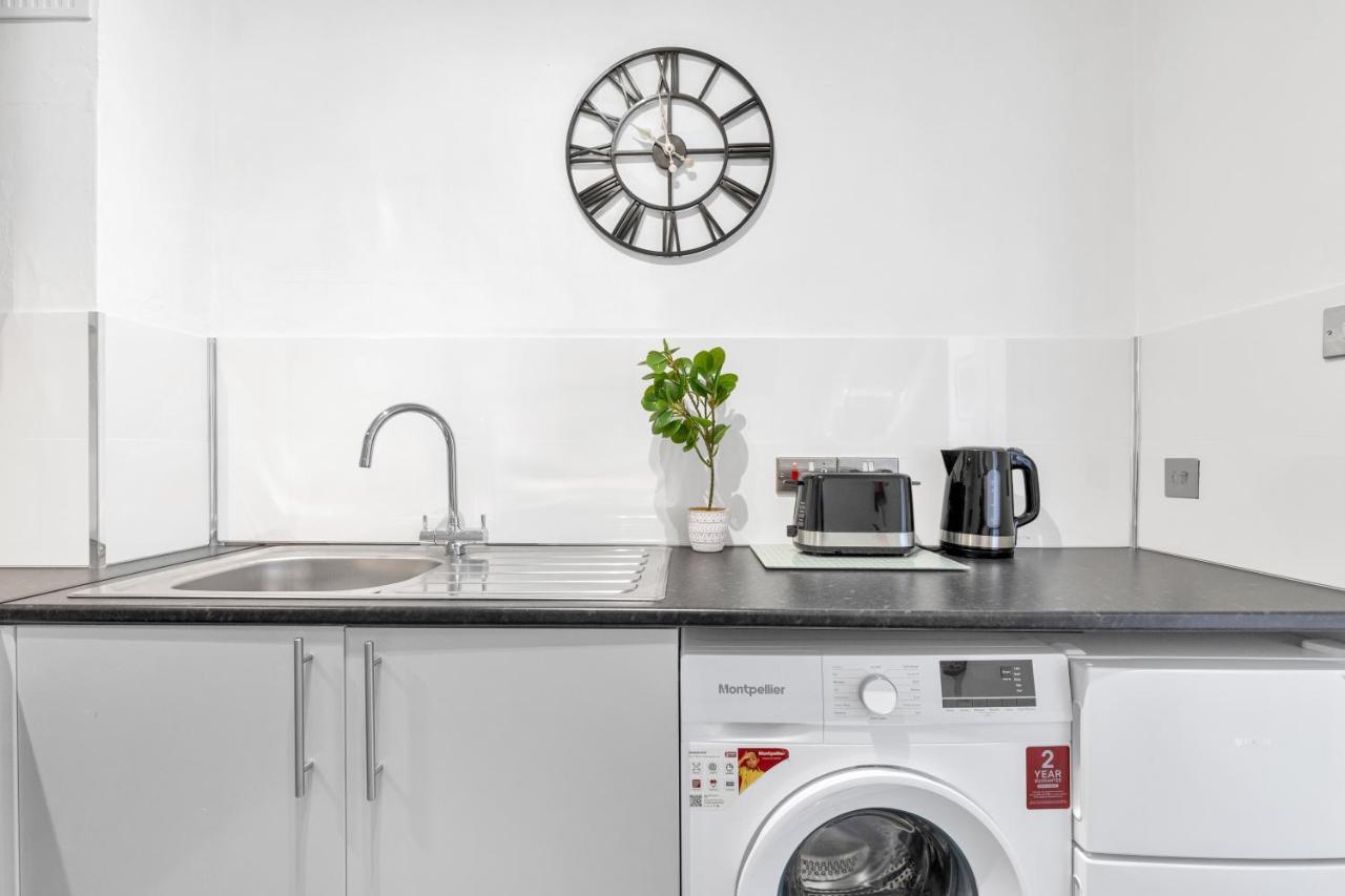 Modern Two Bedroom Apartment With Free Parking! London Exterior photo