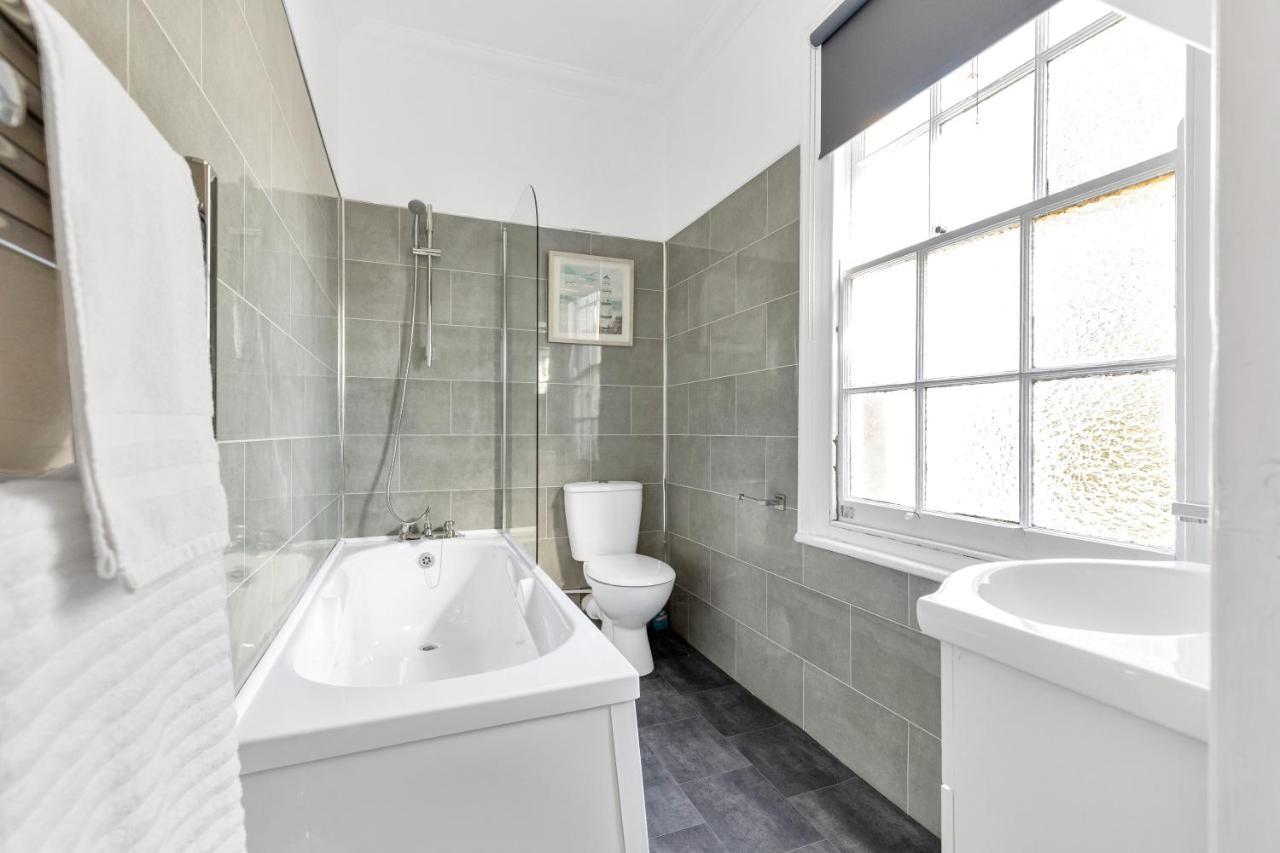 Modern Two Bedroom Apartment With Free Parking! London Exterior photo