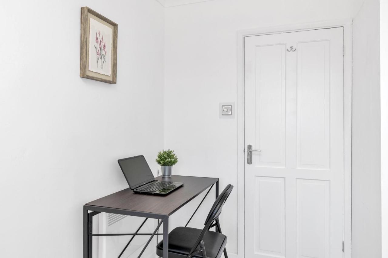 Modern Two Bedroom Apartment With Free Parking! London Exterior photo