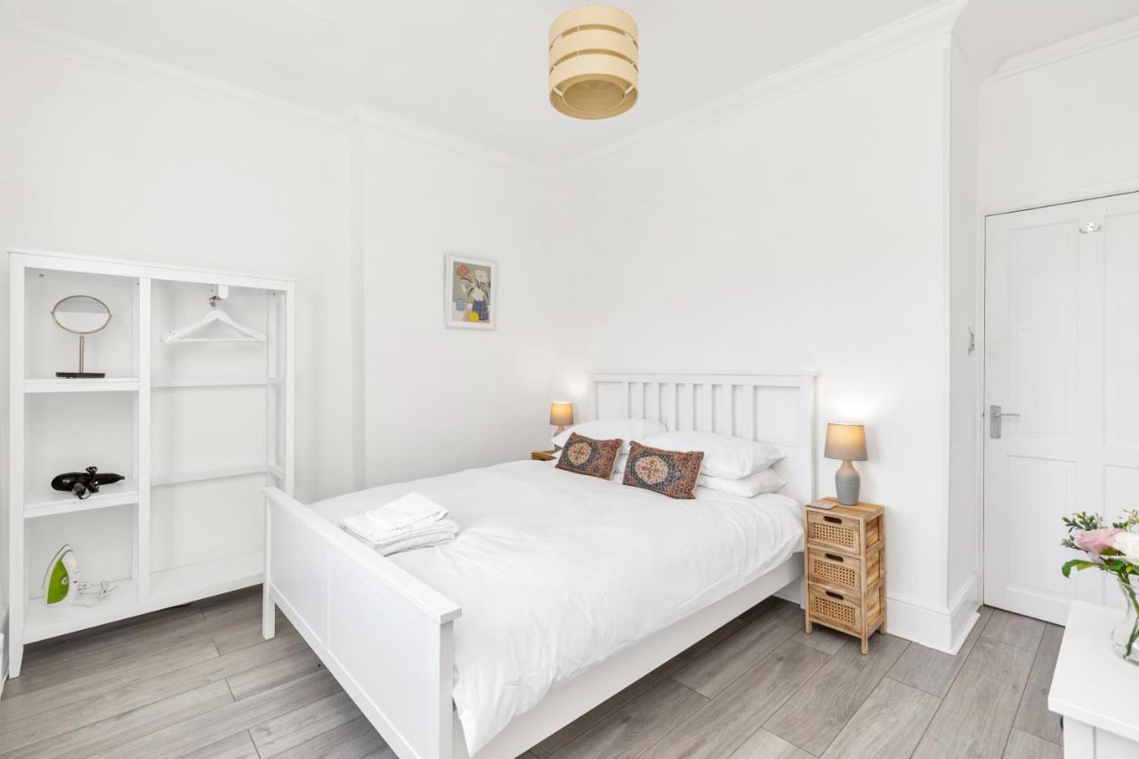 Modern Two Bedroom Apartment With Free Parking! London Exterior photo